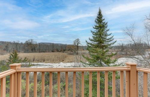 Vernon Apartamento | Spacious Condo with View Less Than 1 Mi to Mtn Creek Resort!