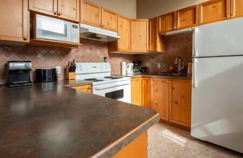 East Kootenay Casa | Spacious condo with Fireplace BBQ, Deck, Views