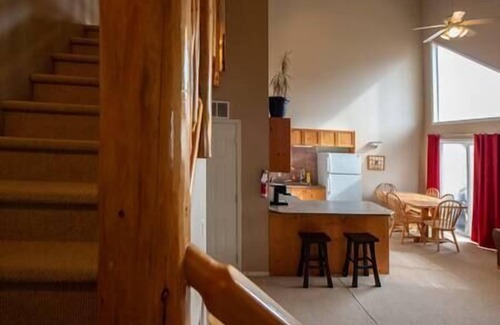 East Kootenay Casa | Spacious condo with Fireplace BBQ, Deck, Views