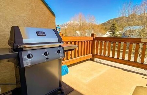 East Kootenay Casa | Spacious condo with Fireplace BBQ, Deck, Views