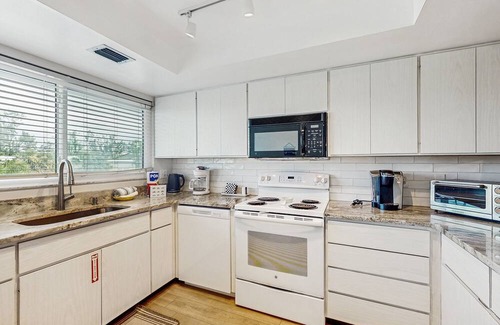 Siesta Key Condominio | Spacious condo with work station,WIFI, W/D and full kitchen