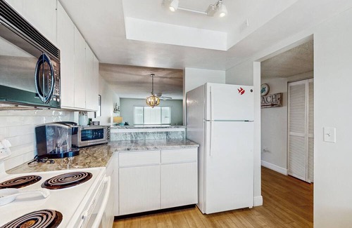 Siesta Key Condominio | Spacious condo with work station,WIFI, W/D and full kitchen