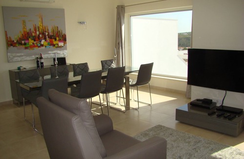 Salema Villa | Villa espaciosa, contemporáneo con techo solar, piscina y balcón