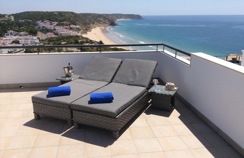 Salema Villa | Villa espaciosa, contemporáneo con techo solar, piscina y balcón