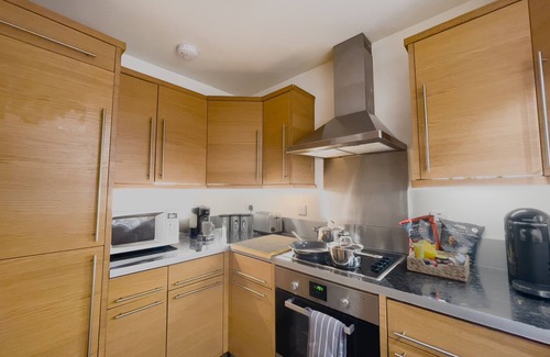 Cheshunt Apartamento | Spacious Contractor Flat for Large groups - FREE parking by Tailored Apartments