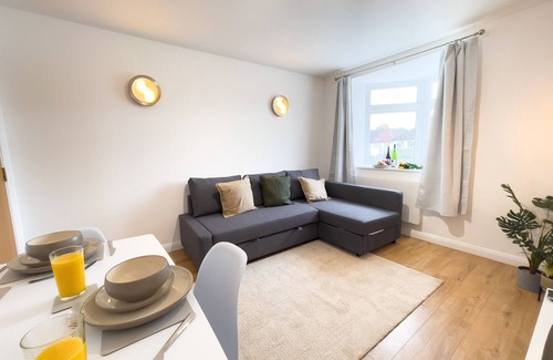 Cheshunt Apartamento | Spacious Contractor Flat for Large groups - FREE parking by Tailored Apartments