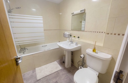 Cheshunt Apartamento | Spacious Contractor Flat for Large groups - FREE parking by Tailored Apartments