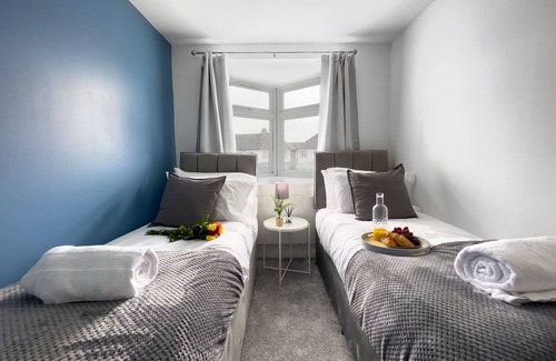 Cheshunt Apartamento | Spacious Contractor Flat for Large groups - FREE parking by Tailored Apartments