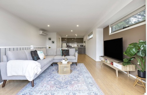 Corio Casa | Spacious Corio Townhouse Near Ferry & Waterfront