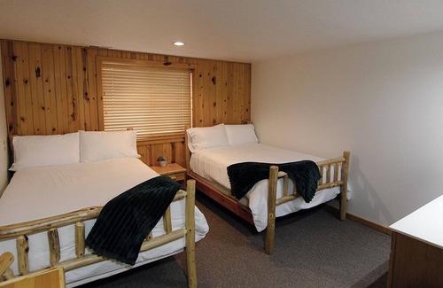 Meckling Township Cabina | Spacious corporate retreat lodge in charming Meckling with fitness room, sauna