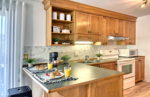 La Macaza Casa | Spacious cottage in forest, with spa + lake access