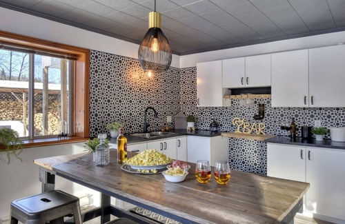 La Macaza Casa | Spacious cottage in forest, with spa + lake access