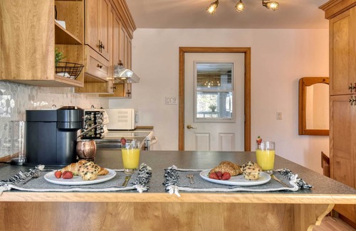 La Macaza Casa | Spacious cottage in forest, with spa + lake access
