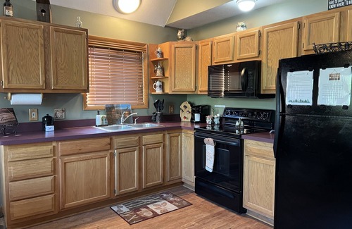 Clare County Cabaña | Spacious cottage near the Leota trail head!