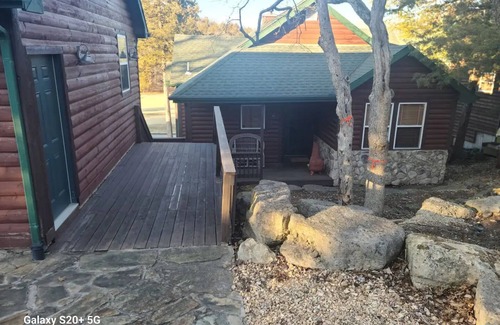 Camdenton Cabaña | Spacious Cottage on Golfing Resort w/ Ice Skating & More