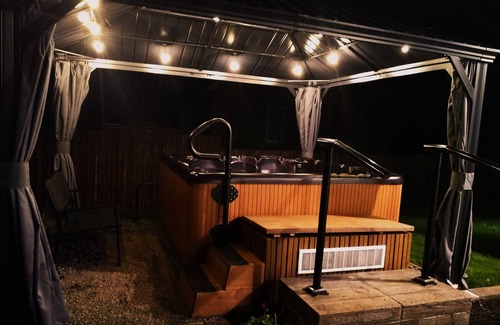 Dashwood Cabaña | Spacious cottage w/ All-season 8-seat hot tub; firepit, games room. Sleeps 8-10