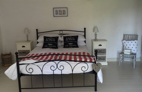 Meneac Otro | Bellamente renovado Longere en un entorno rural con madera privada 7. 5 acres