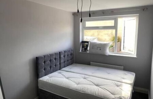 Christchurch Casa | Spacious & Cozy 3 Bedroom Home in Bexleyheath