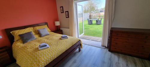 Cut Bush Apartamento | Spacious Curragh 2-bed apartment with own entrance