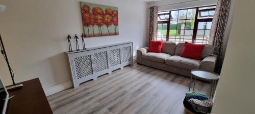 Cut Bush Apartamento | Spacious Curragh 2-bed apartment with own entrance