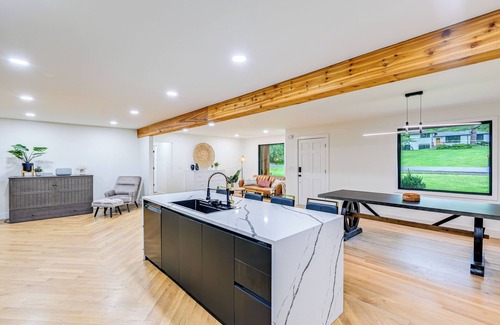 West Meade Casa | Spacious Deck: Contemporary Home in Nashville!