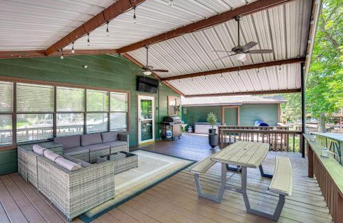 Gun Barrel City Casa | Spacious Deck Waterfront Home in Gun Barrel City!