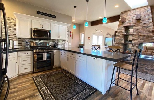 Kanab Casa | Spacious Desert Oasis, Dark Skies, Pet Friendly!