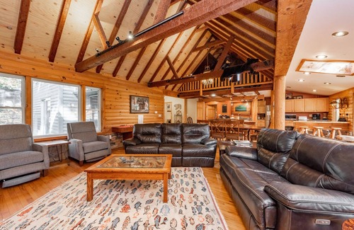 North Glade Hills Casa | Bear Creek Lodge- Lakefront, muelle privado, ducha al aire libre