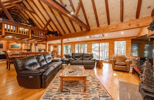 North Glade Hills Casa | Bear Creek Lodge- Lakefront, muelle privado, ducha al aire libre