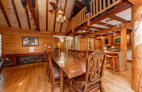 North Glade Hills Casa | Bear Creek Lodge- Lakefront, muelle privado, ducha al aire libre