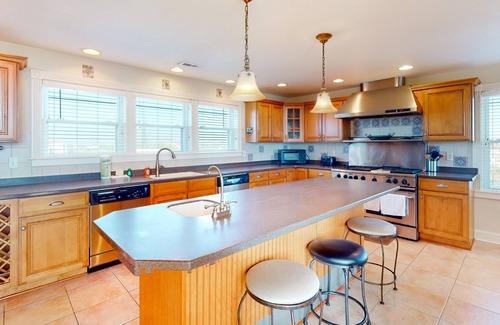 Waves Casa | Spacious dog-friendly home with pool, balcony, fireplace, grill, & luggage lift