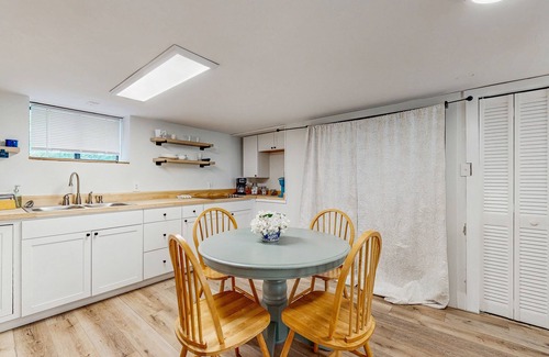 Montreat Cabaña | Spacious dog-friendly Montreat cottage with firepit, mountain views, & patio
