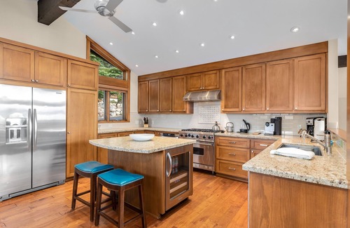 Lake Forest Cabina | Spacious Dollar Point Home| Lake Tahoe Views| Pool Table| Private Hot Tub
