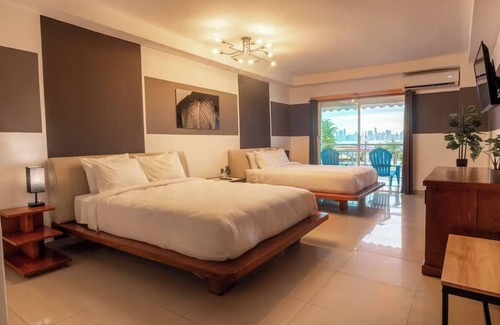 Amador Hotel | Spacious Double Room with Free Parking, Local Souvenirs at Panama Oasis