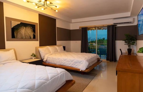 Amador Hotel | Spacious Double Room with Free Parking, Local Souvenirs at Panama Oasis