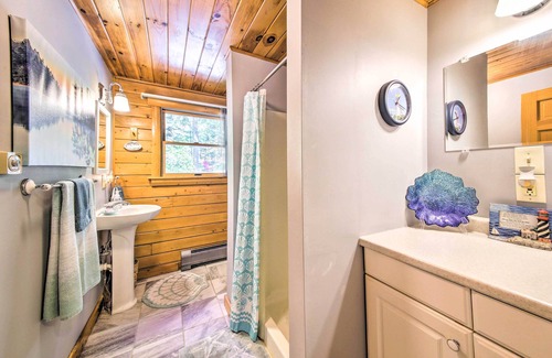 Gouldsboro Cabina | Spacious Down East Cabin w/ Deck + Views!
