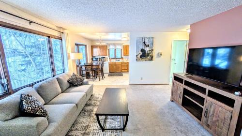 Downtown Anchorage Apartamento | Spacious Downtown 2-bdrm Apartment