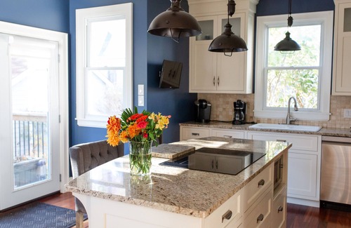 Queens Square Casa | Spacious Downtown 5 bedroom historic house! Close to Everything Downtown!