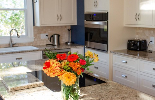 Queens Square Casa | Spacious Downtown 5 bedroom historic house! Close to Everything Downtown!