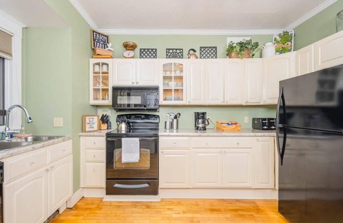 Appleton Casa | -Spacious Downtown Character Home 4 bedroom 3 bath