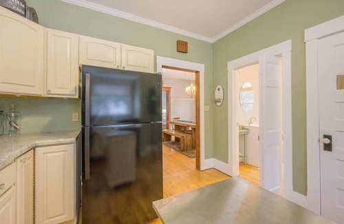 Appleton Casa | -Spacious Downtown Character Home 4 bedroom 3 bath