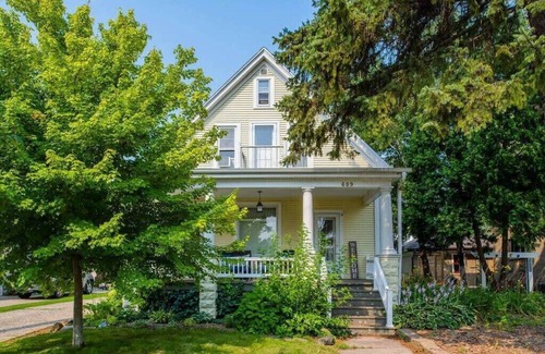 Appleton Casa | -Spacious Downtown Character Home 4 bedroom 3 bath