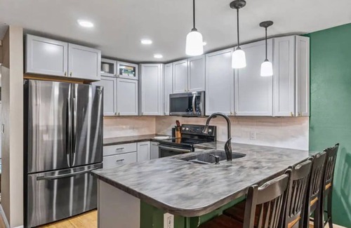 Redmond Casa | Spacious downtown pad - billiards/ping pong/sauna