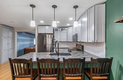 Redmond Casa | Spacious downtown pad - billiards/ping pong/sauna