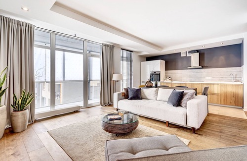 Business District Apartamento | Spacious Dream Apartment with Balcony - Central City