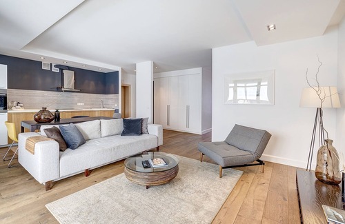 Business District Apartamento | Spacious Dream Apartment with Balcony - Central City