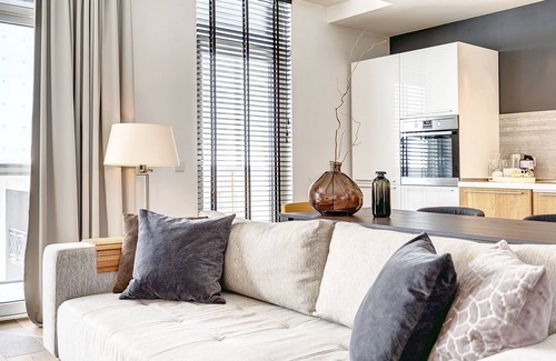 Business District Apartamento | Spacious Dream Apartment with Balcony - Central City