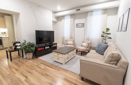Central Business District Condominio | Spacious, DWNT/OTR condo. minutes walk to the Reds/Bengals stadiums & more!!