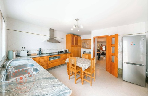 Rincon de la Victoria Chalet De Esquí | Spacious home with lovely garden - TakeCareMalaga