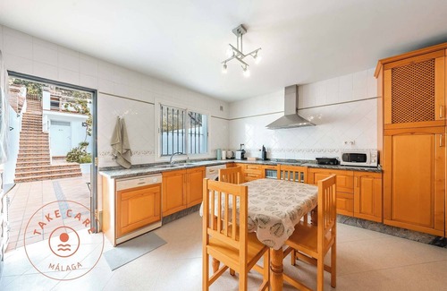 Rincon de la Victoria Chalet De Esquí | Spacious home with lovely garden - TakeCareMalaga